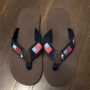 NWOT Vineyard Vines Embroidered Flag flip flops